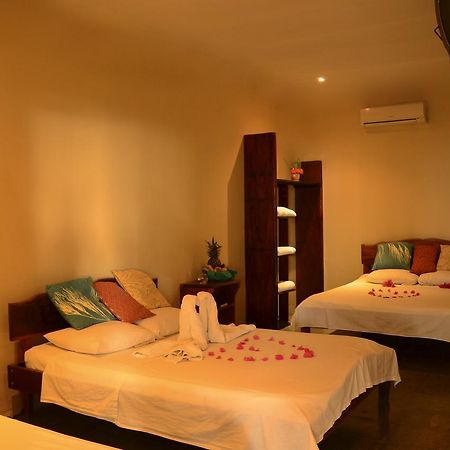 Claudio & Gloria Beach Front Rooms Playas del Coco Екстер'єр фото