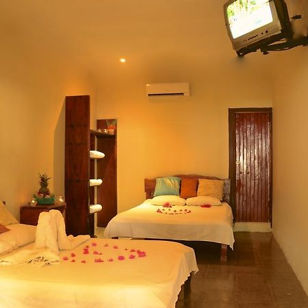 Claudio & Gloria Beach Front Rooms Playas del Coco Екстер'єр фото