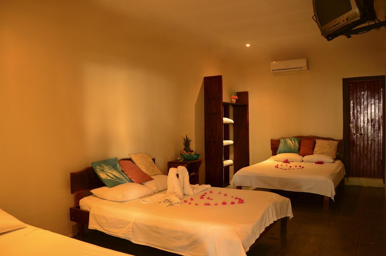 Claudio & Gloria Beach Front Rooms Playas del Coco Екстер'єр фото