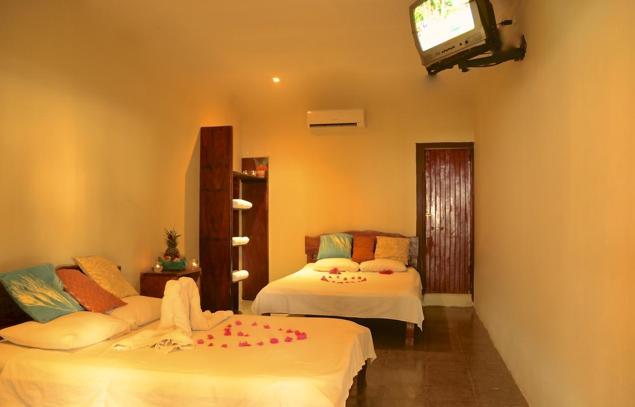 Claudio & Gloria Beach Front Rooms Playas del Coco Екстер'єр фото